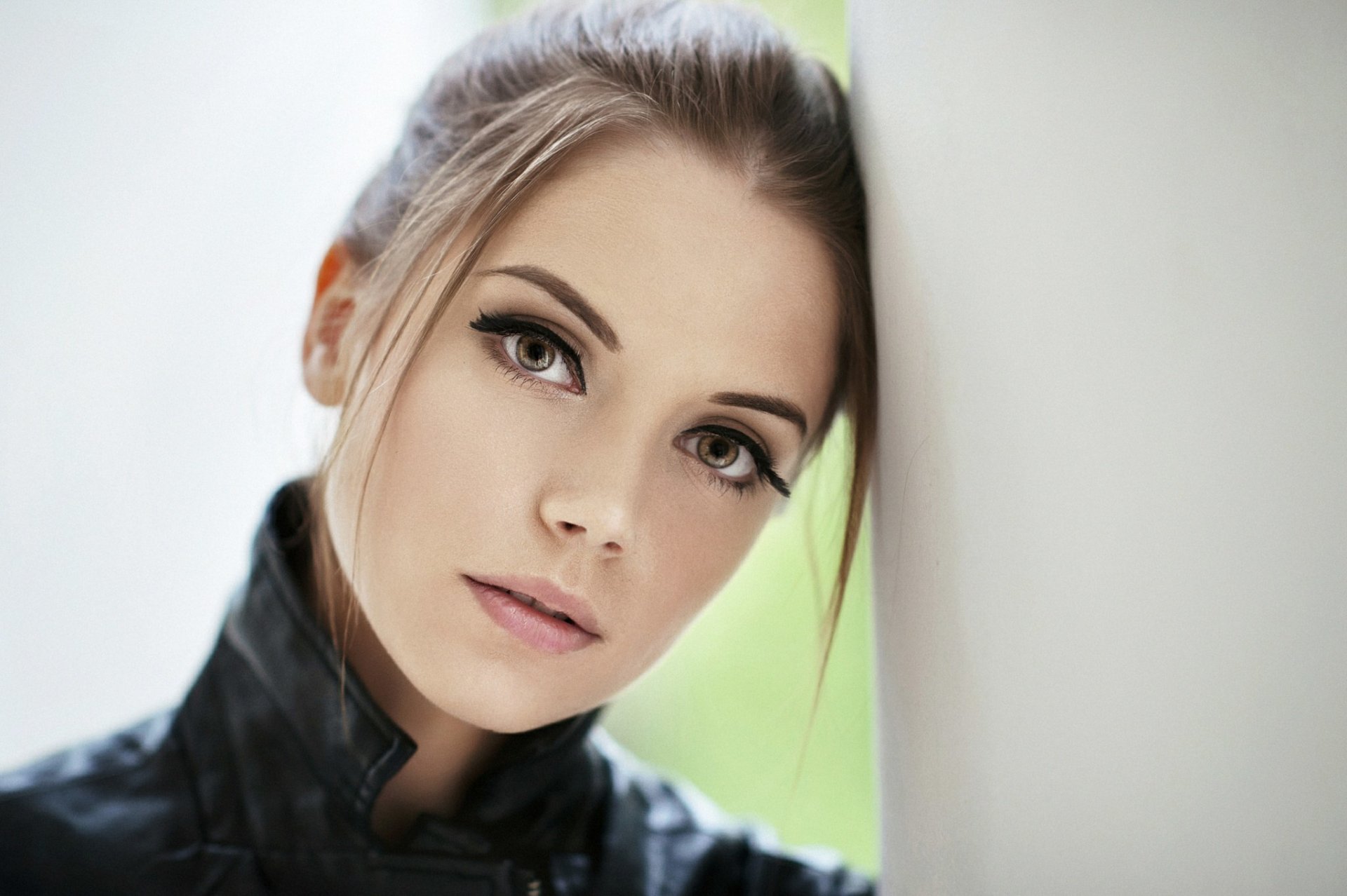 fille ksenia kokoreva visage mignon belle belle bokeh regard veste col frange