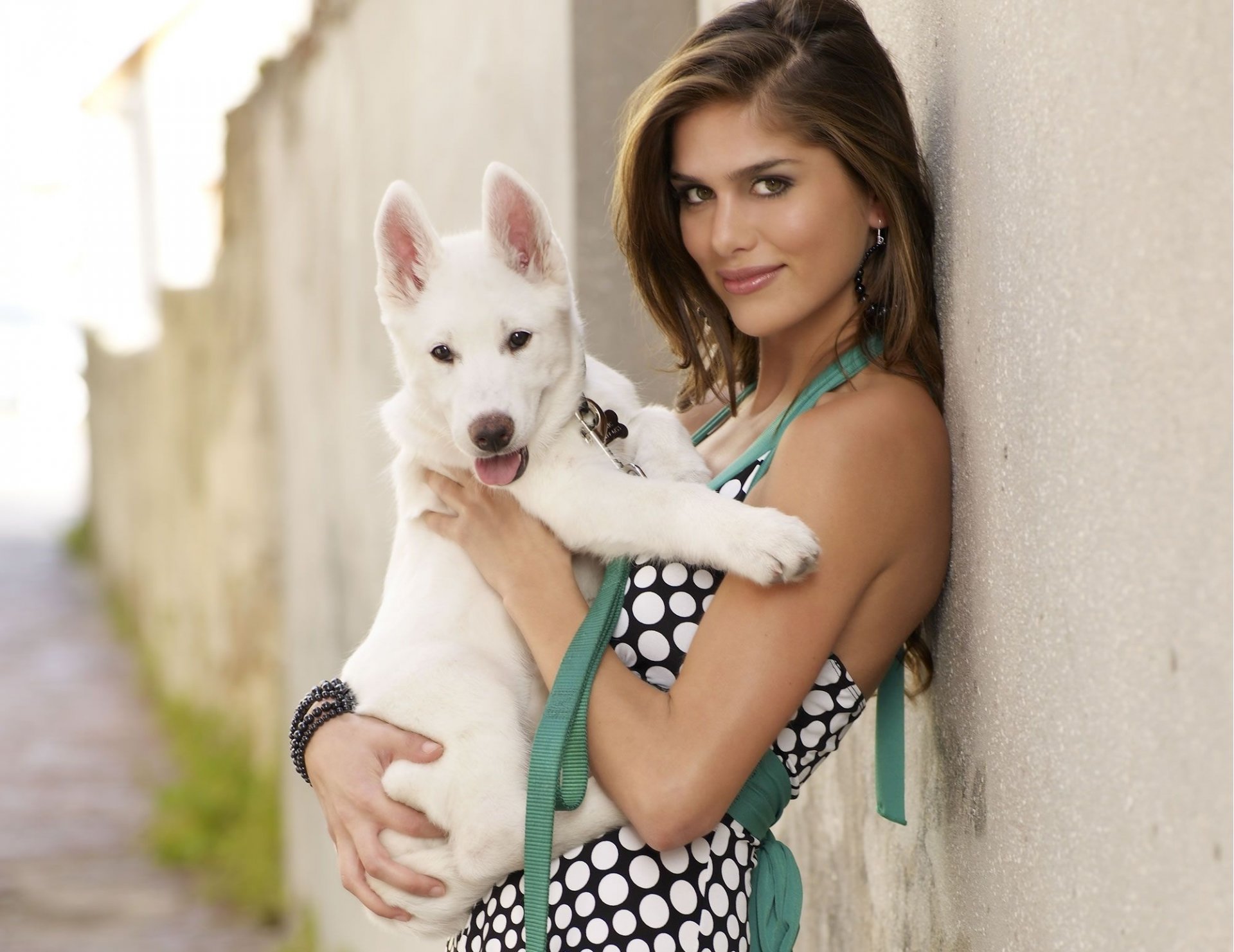 anai gonzalez fille belle regard cheveux sourire chien chiot robe rue maison mur bracelet boucles d oreilles