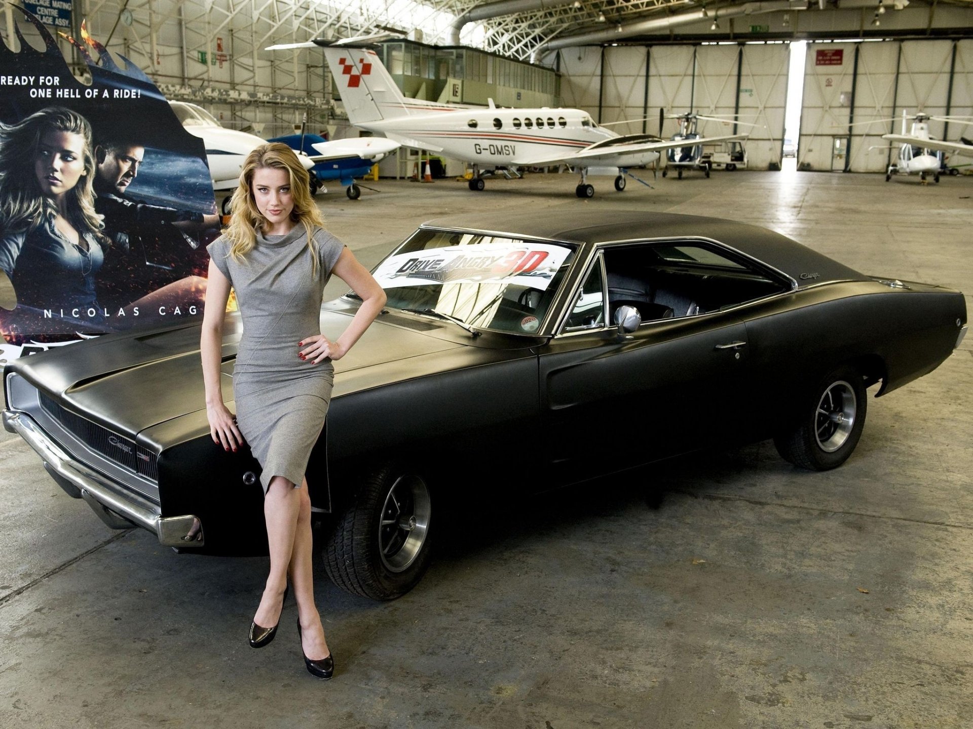 mädchen mädchen schauspielerin amber heard schwarzes auto flugzeug-hangar plakatwand flugzeuge hubschrauber