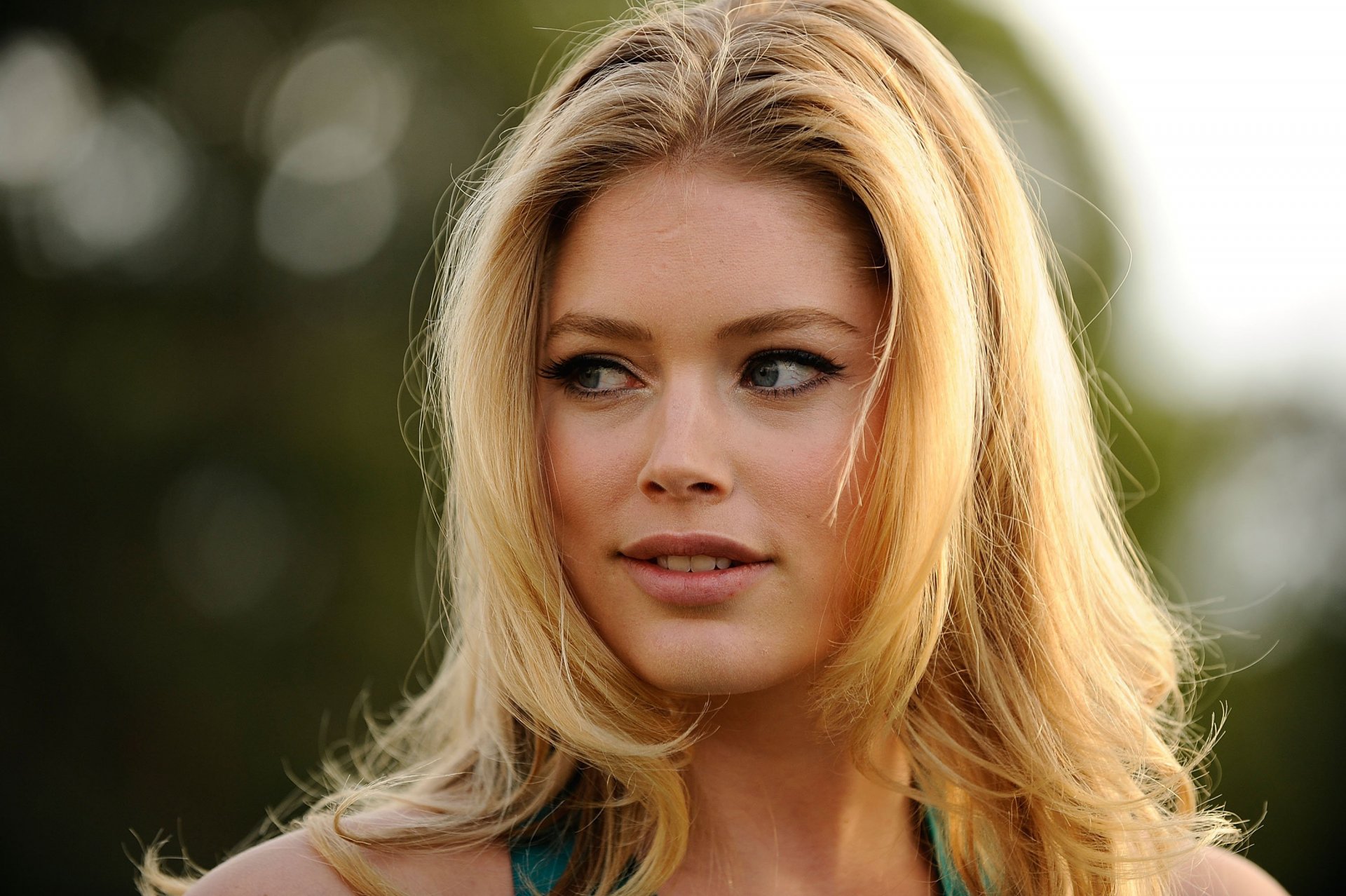 doutzen kroes victorias secret angel model blonde babe portrait bokeh reflection