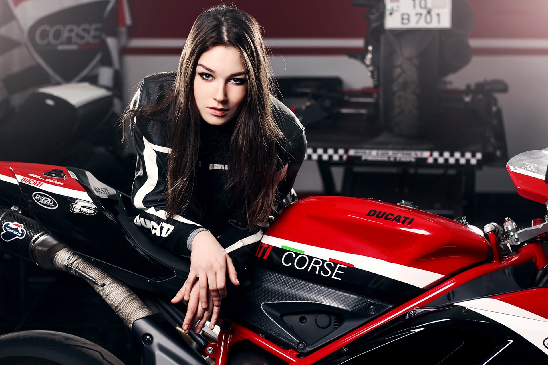 katarina fille nice visage beauté cheveux lèvres rouge moto ducati lumière