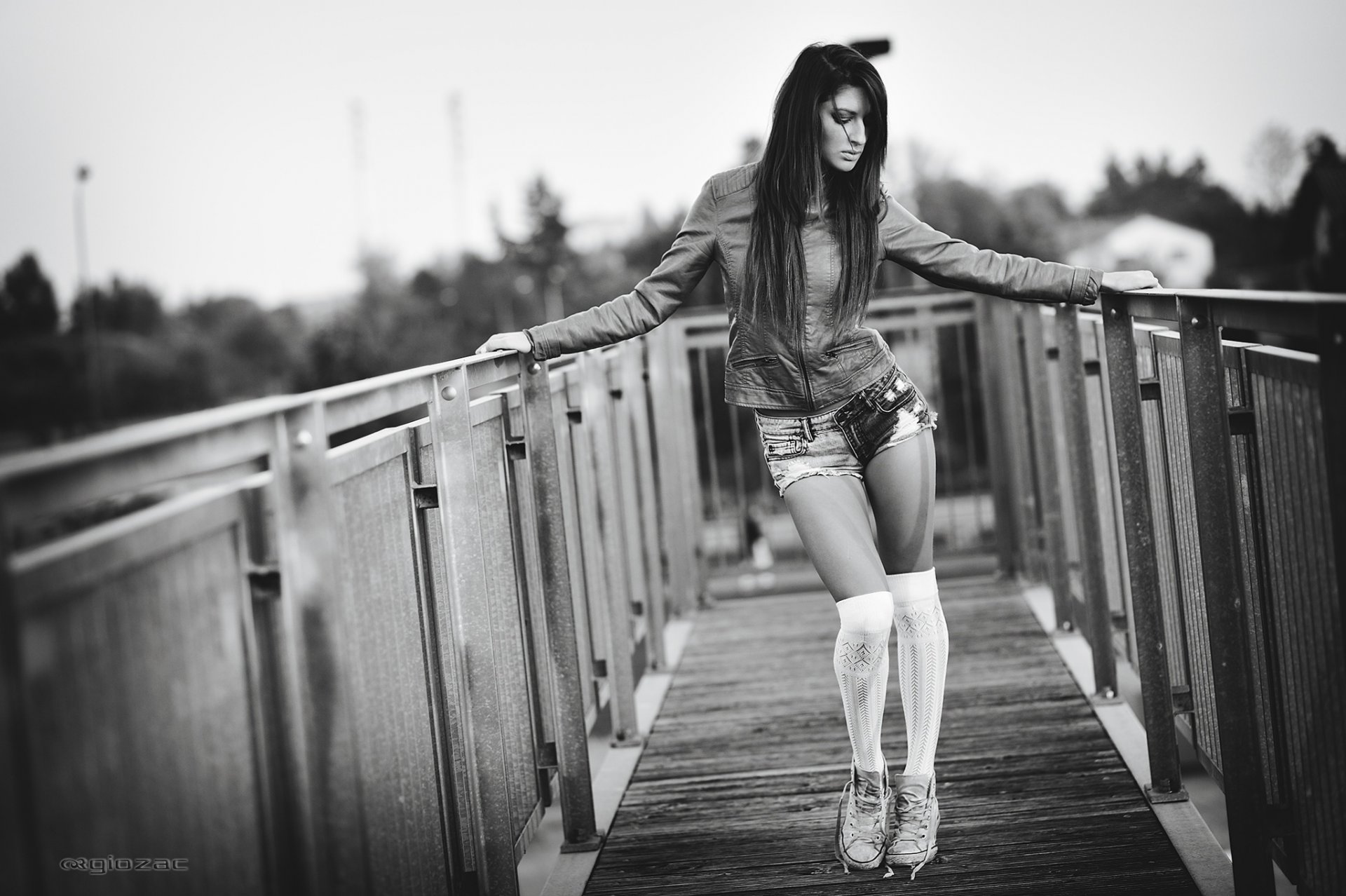 giovanni zacche photographe belle fille noir et blanc short jambes chaussettes au genou pont