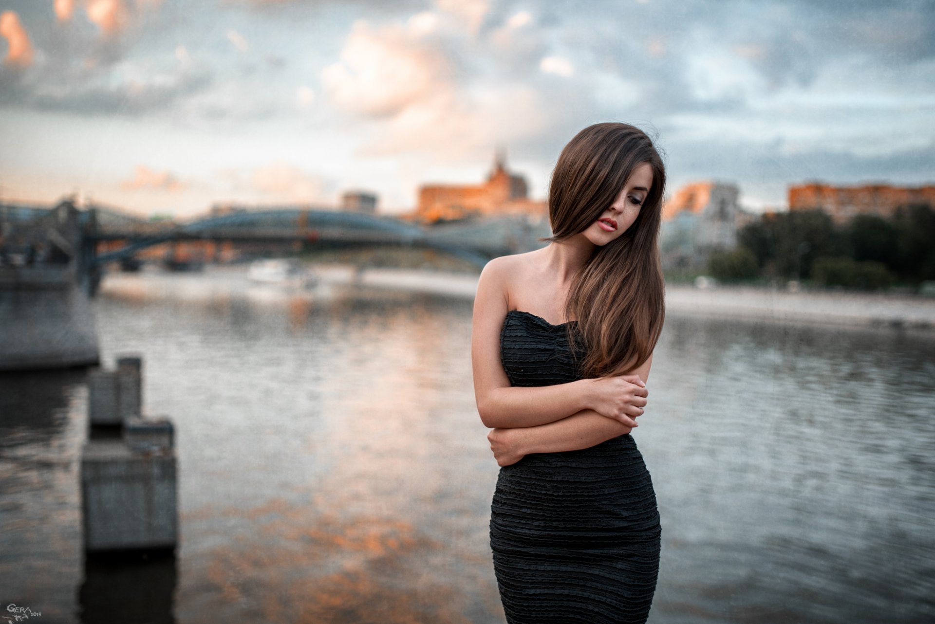 fille catherine ouspenskaya portrait robe noir beauté georgy chernyadiev ville rivière pont brune cheveux humeur pose