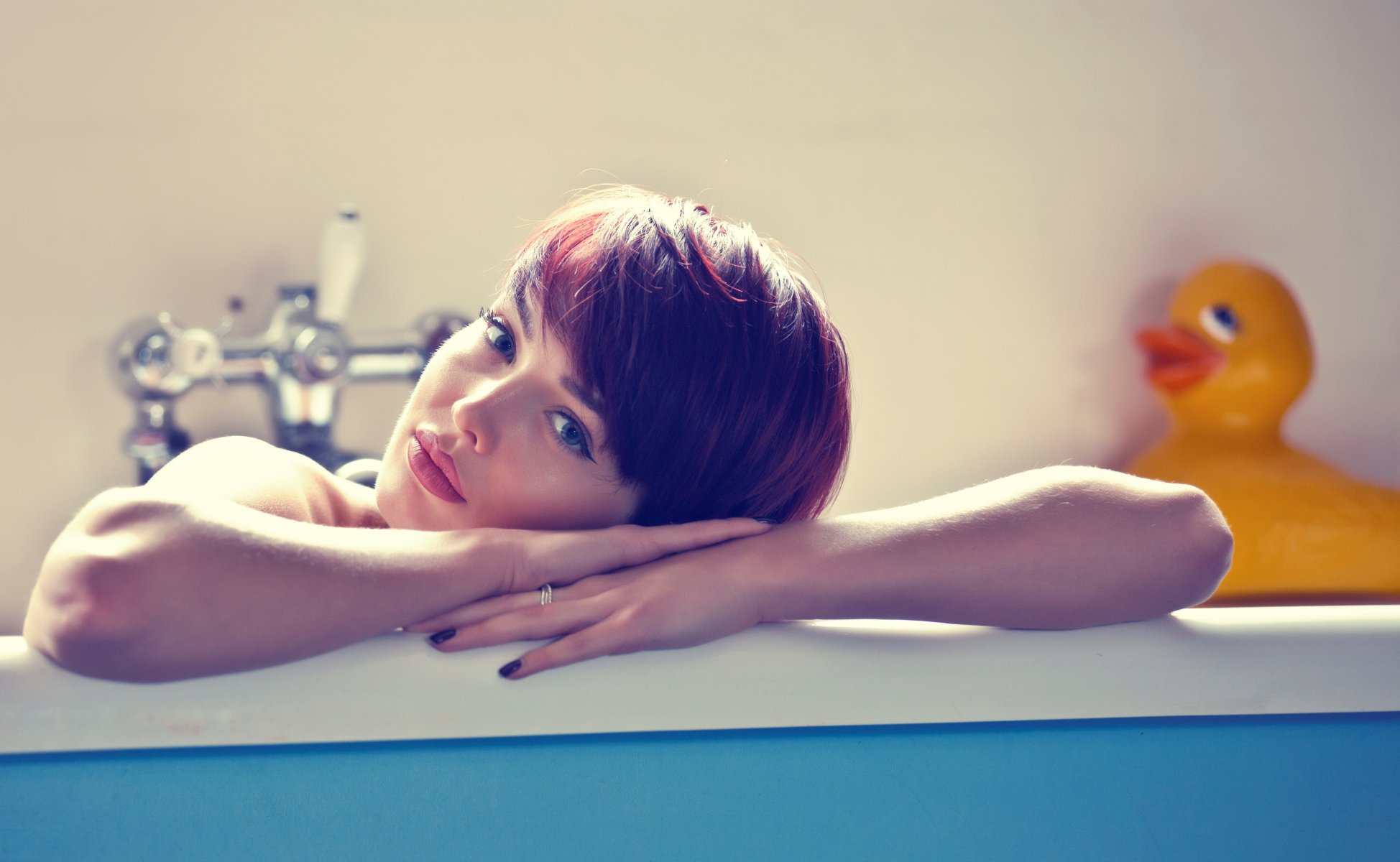 fille coupe de cheveux flèches vue bain salle de bain canard jaune