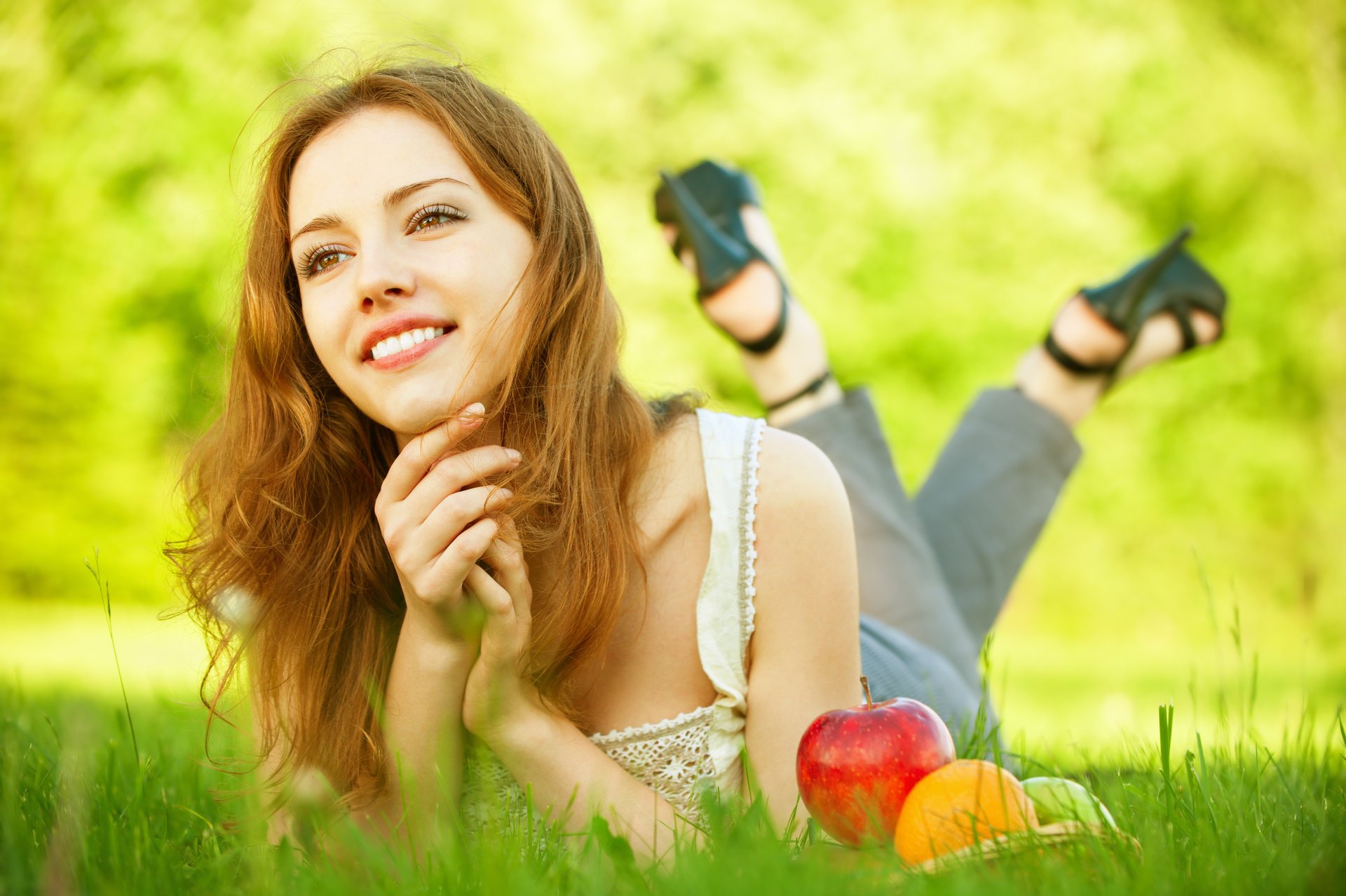 herbe nature panier fruits fille regard sourire