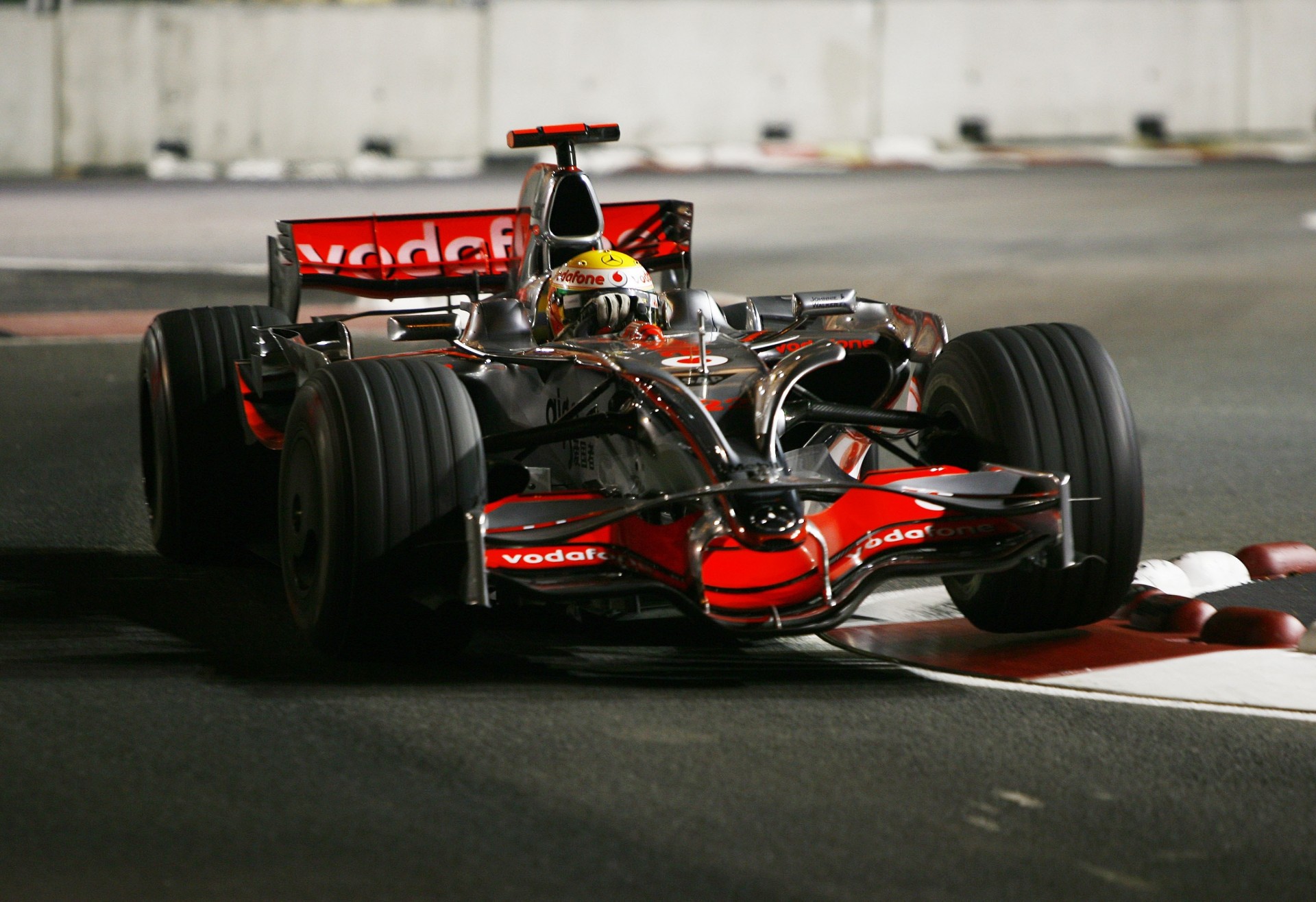 mp4-23 noc lewis hamilton tor formuła 1 pilot f1 zawodnik mclaren singapur 2008