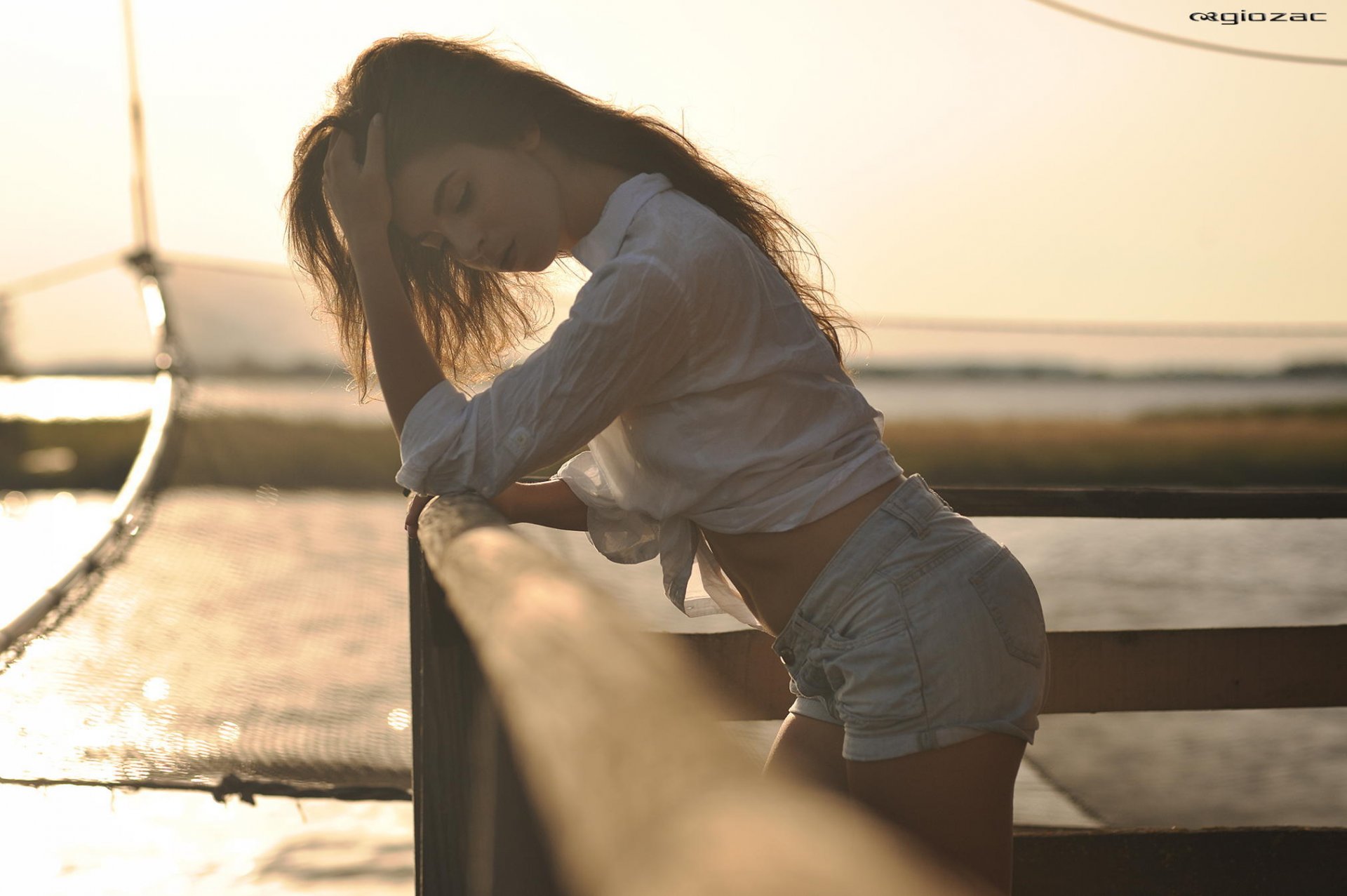 giovanni zacche photographer girl pose shorts shirt light sun pier