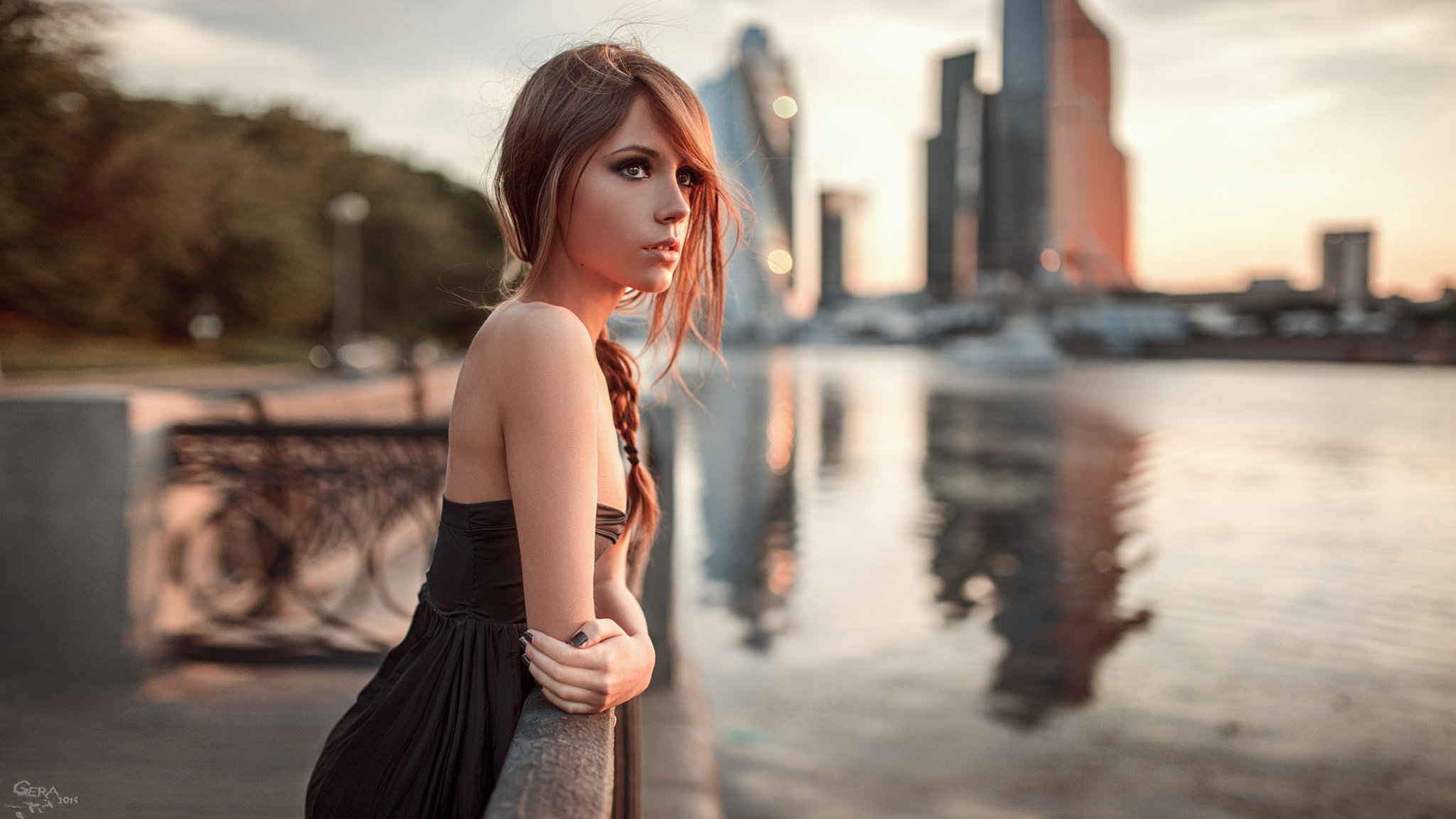 chica ksenia kokoreva georgy chernyadyev vestido negro pelo castaño bokeh hermoso belleza sexy ruso retrato ciudad río mirada estado de ánimo moscú modelo