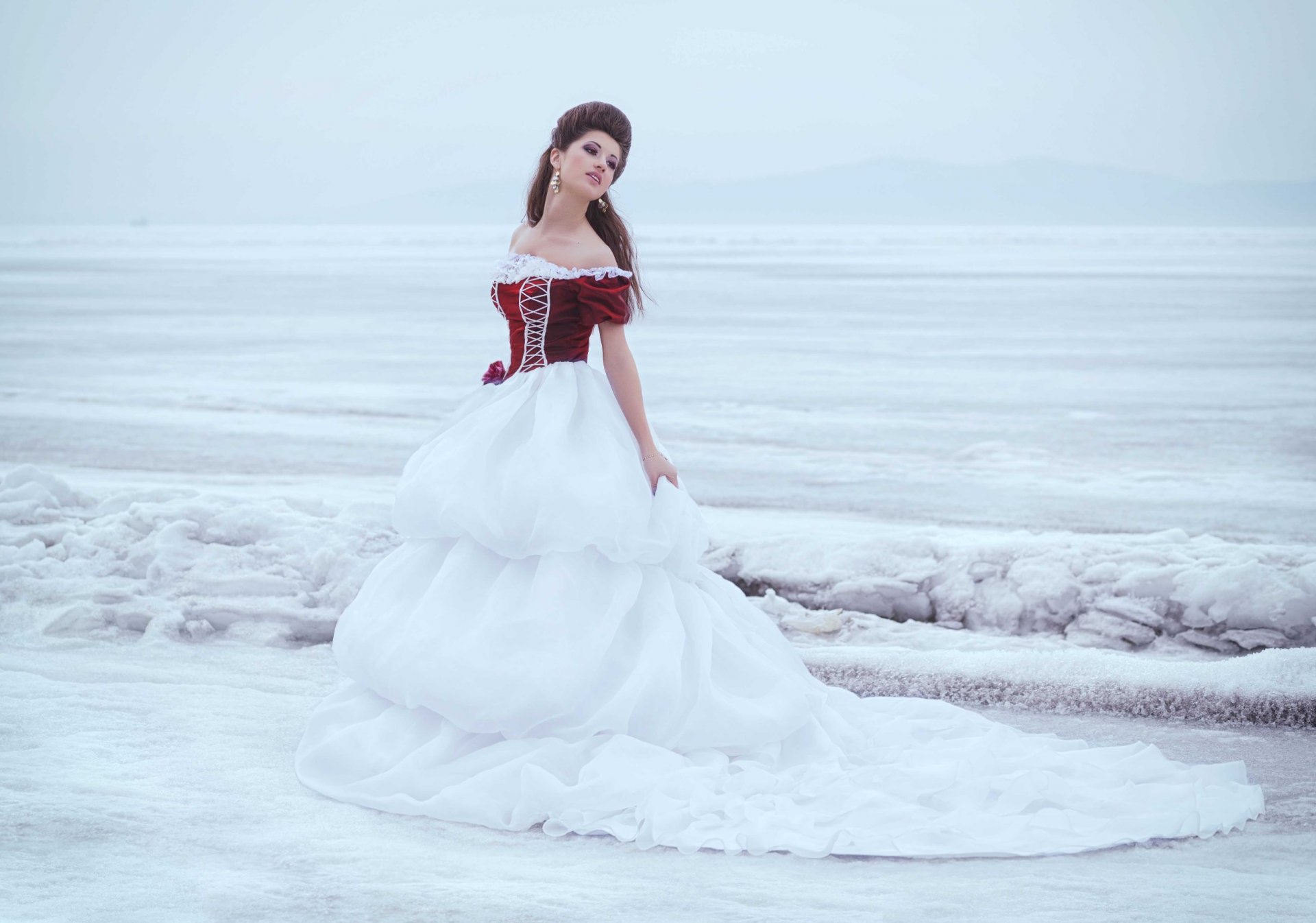 ragazza dai capelli neri abito posa inverno neve ghiaccio