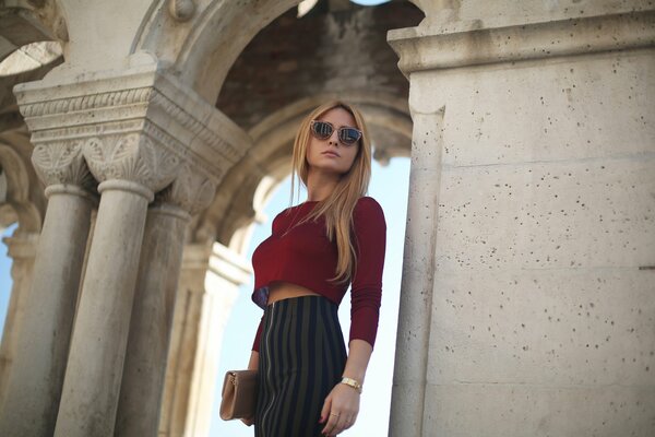 Chica con gafas y falda