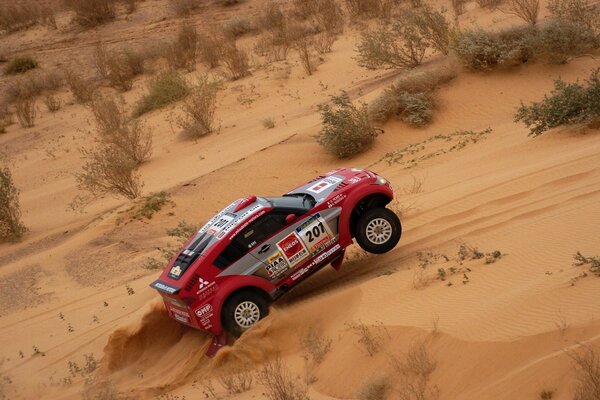 Voiture de sport mitsubisi course Dakar dans le désert