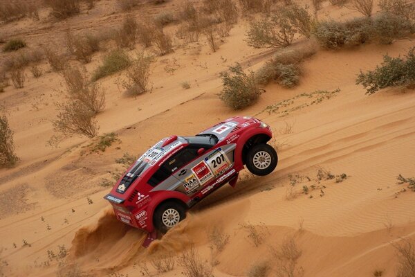 Mitsubishi samochód sportowy wyścig Dakar na pustyni