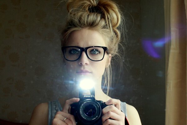 Mädchen mit blauen Augen macht ein Selfie