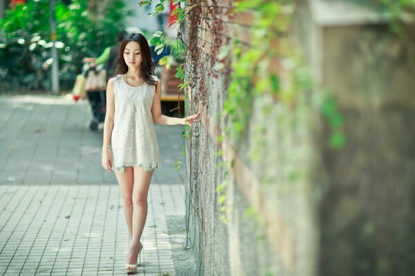 Petite fille asiatique dans la rue de la ville