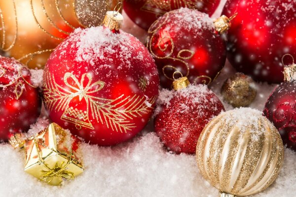 Hermosos juguetes de Navidad en la nieve