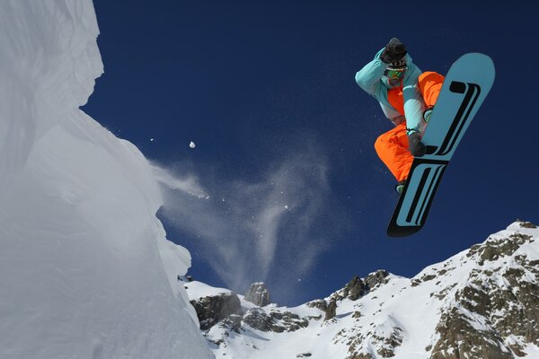 Snowboarder dans les montagnes. Montagnarde. Neige