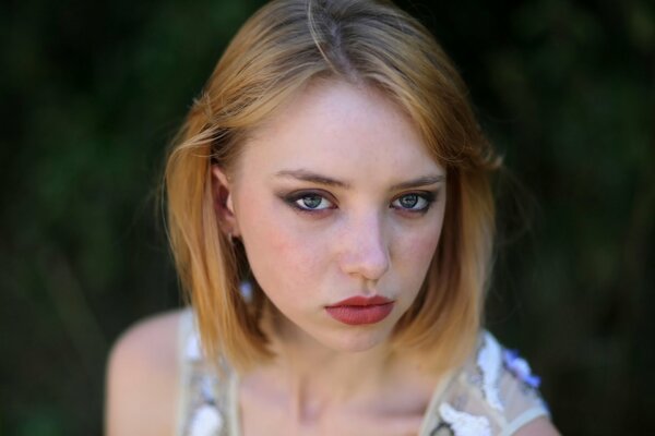 Fille avec des cheveux blonds visage close-up