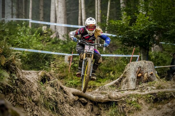 Девушка на спортивном баке готовится к прыжку