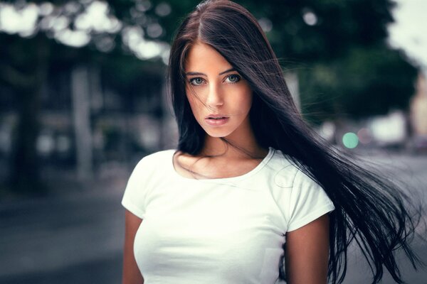 Retrato de una chica con el pelo largo