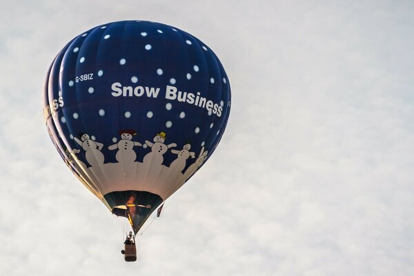 Globo en el cielo en las nubes