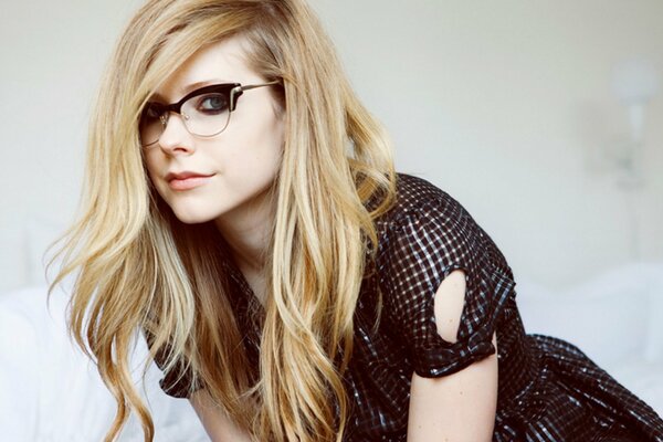 Avril Lavigne mit Brille gebeugt