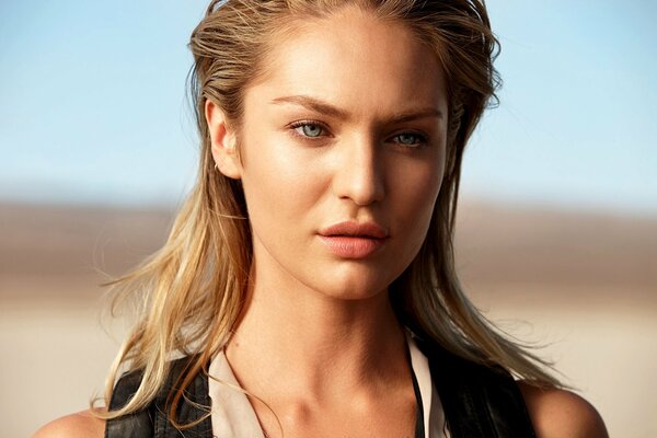 La modella bionda Candice Swanepoel ha il suo aspetto serio sul suo viso che sottolinea il fattore Max