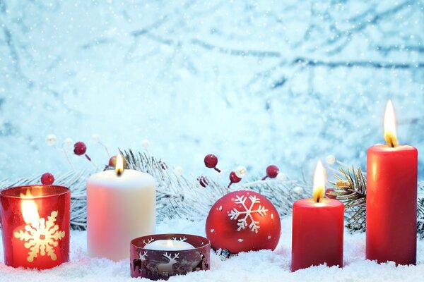 Decorazioni natalizie e natalizie sotto forma di candele e palline su sfondo bianco