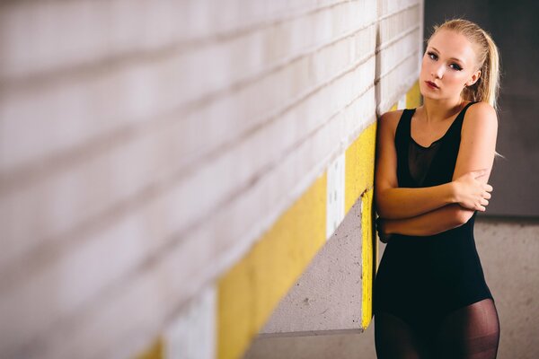 Ragazza in nero con le braccia incrociate