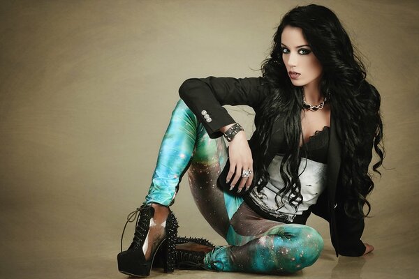 Brunette en talons et en leggings brillants