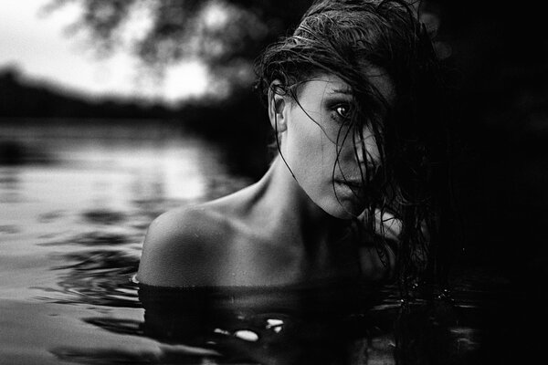 BW ritratto di Ksenia Kokoreva in acqua fredda