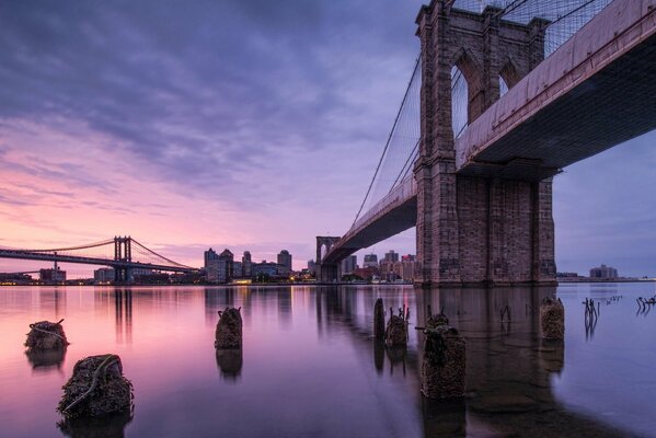 Pont de Brooklyn sur la rivière en Amérique