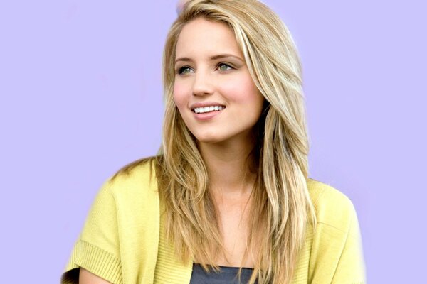 Blonde Dianna Agron le regard et le sourire sur son visage rend heureux beaucoup