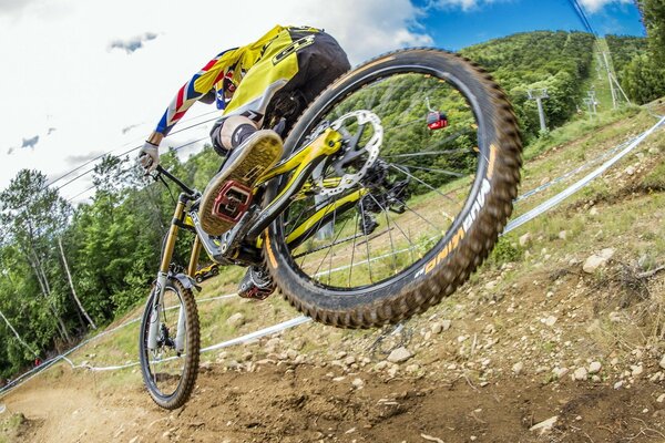 Ein Fahrradfahrer, der am eh-Rennen teilnimmt