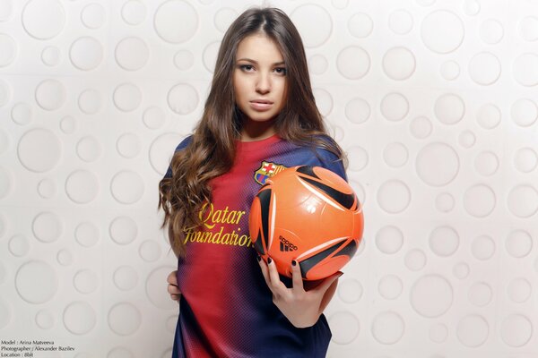 Jolie fille en uniforme avec ballon