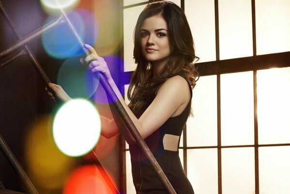 Lucy Hale sullo sfondo della finestra