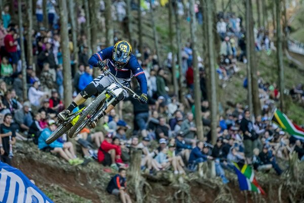 Salto en una competición de motos deportivas