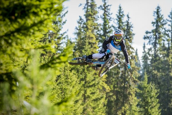 Sportler auf einem Sportbike in der Luft