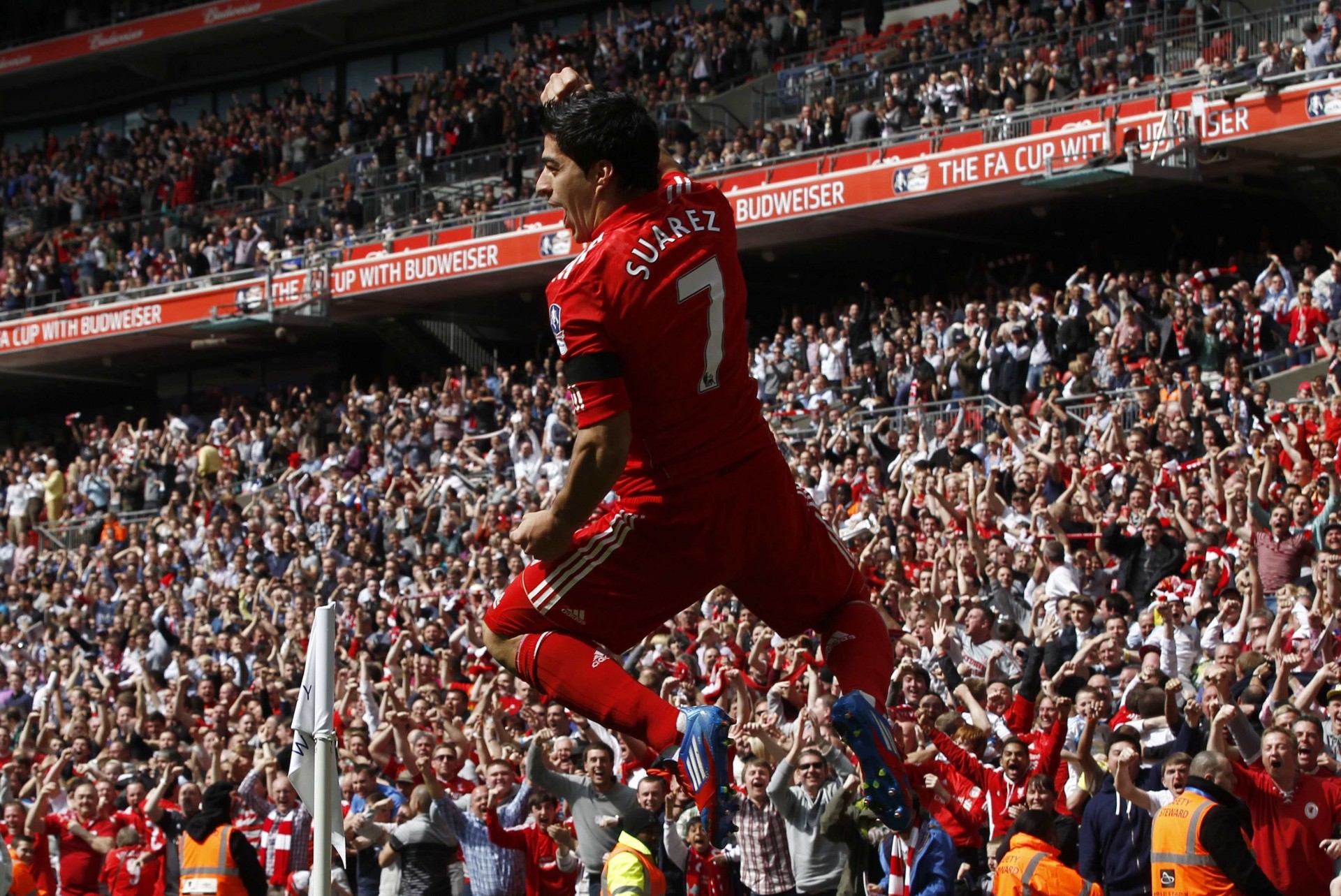 fans tout-puissant liverpool angleterre football suarez victoire but