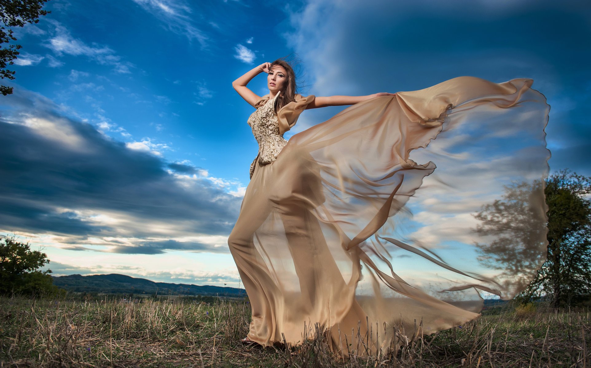 naturaleza campo árboles chica modelo figura pose maquillaje peinado vestido