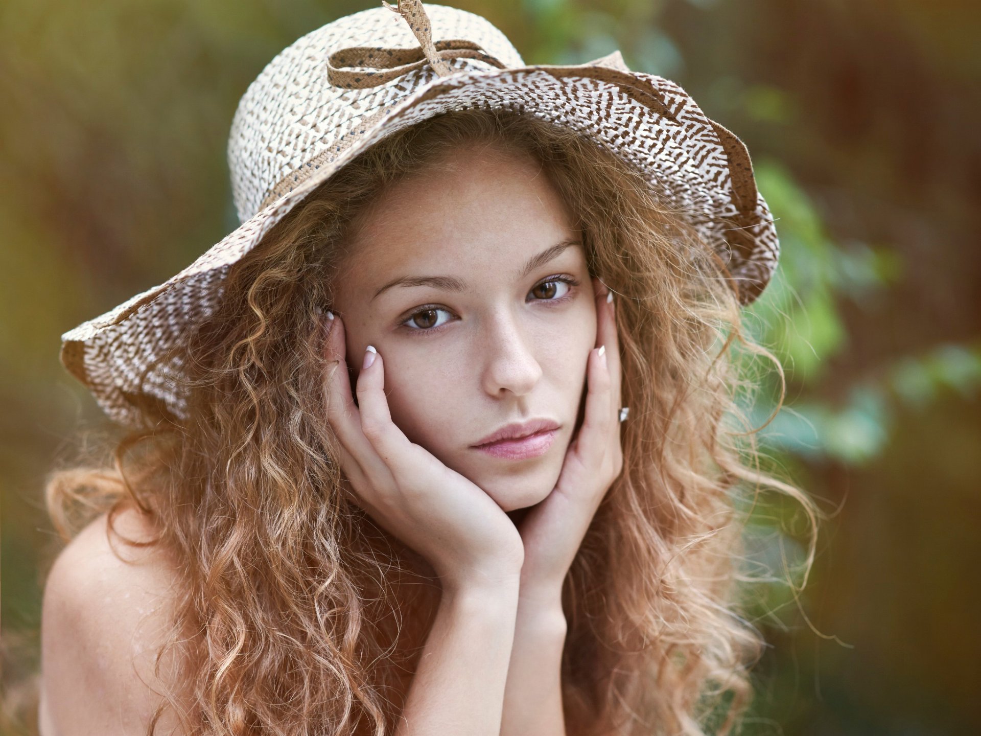 lisa ojos marrones sombrero retrato