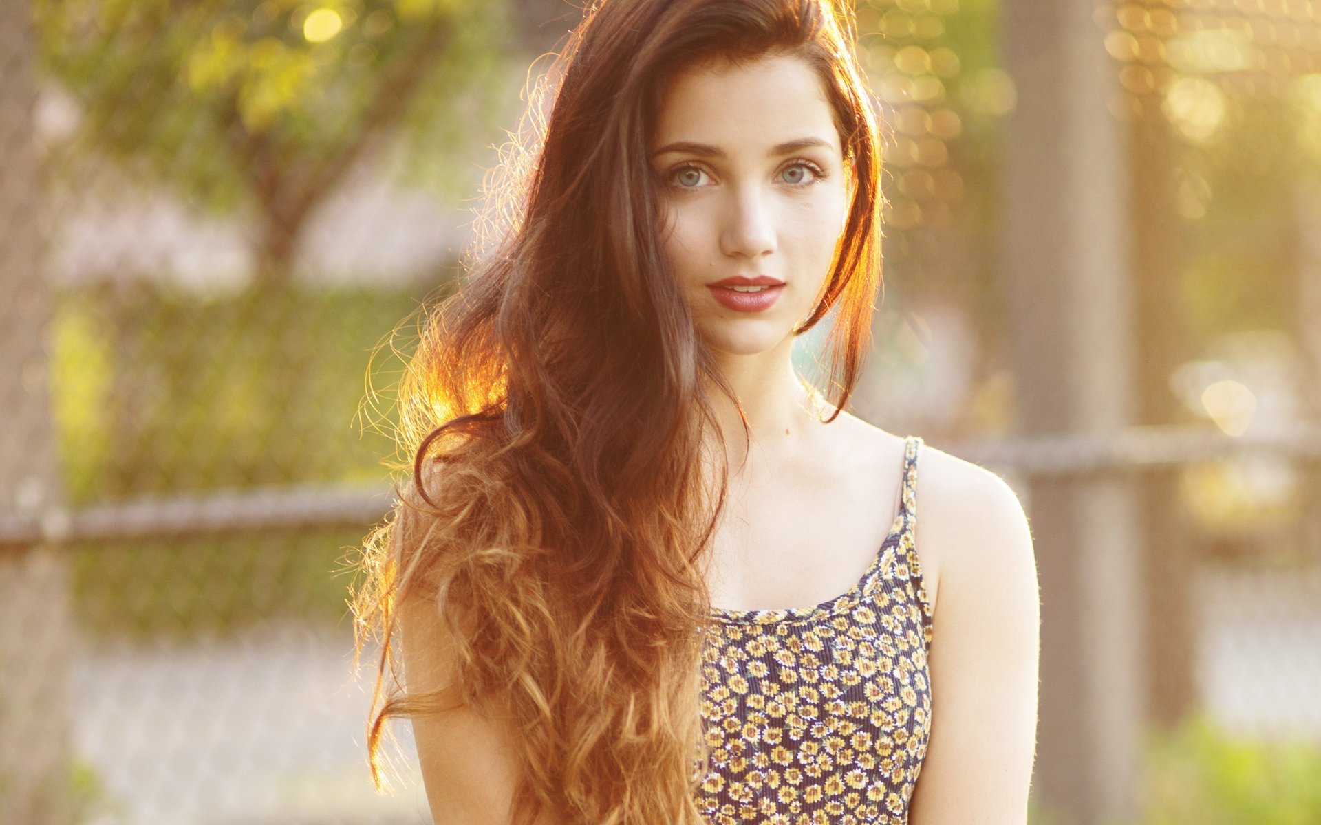 emily rudd brunette fille sourire vue modèle