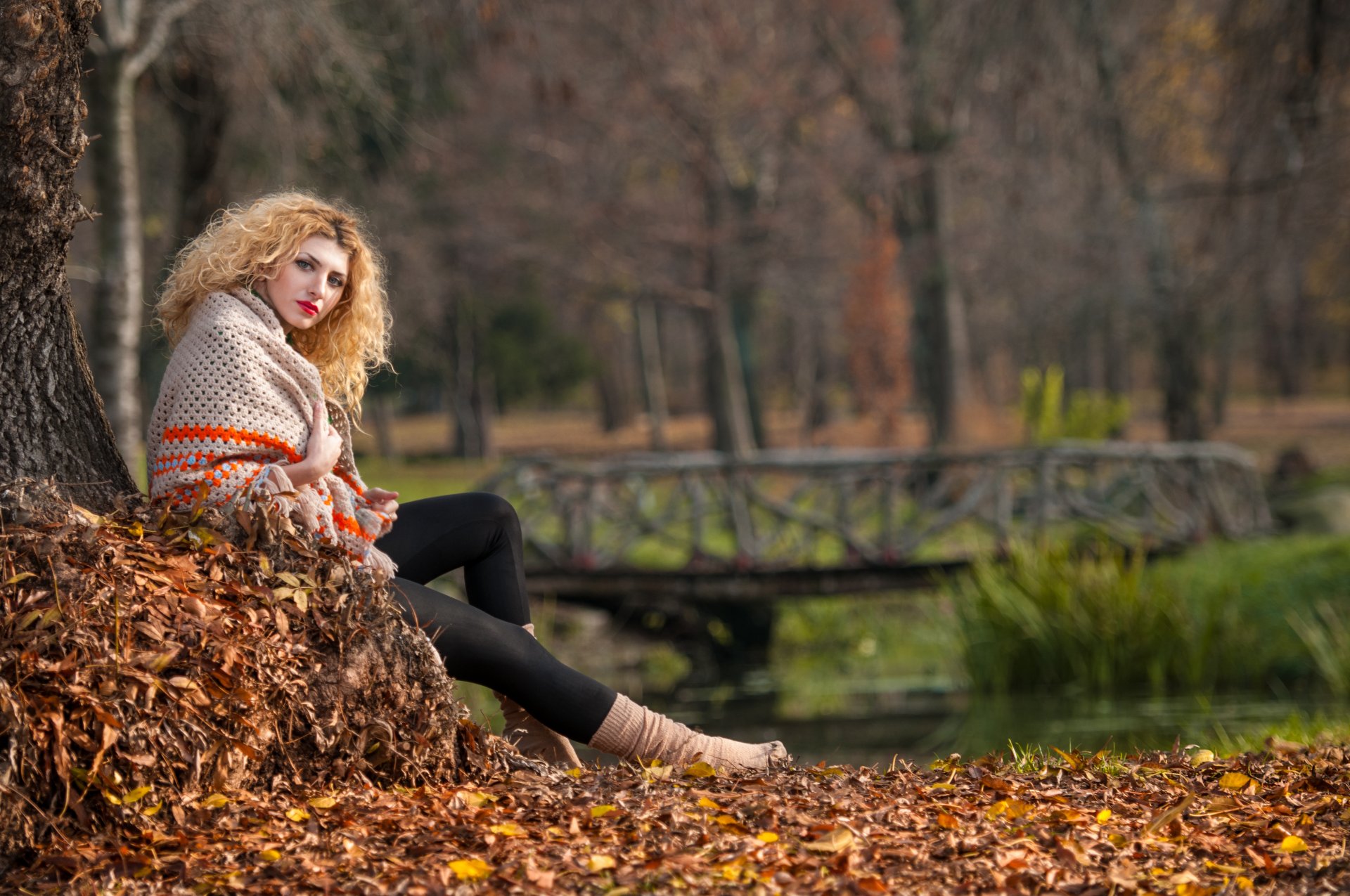 chica rubia mirada parque lago árboles hojas otoño