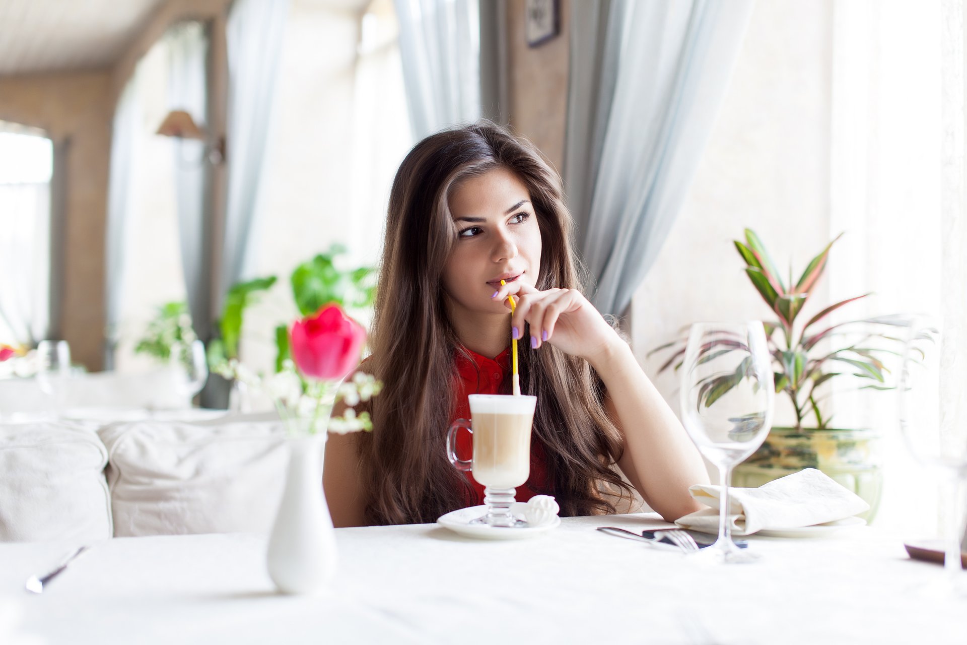 fille brune table verre cocktail