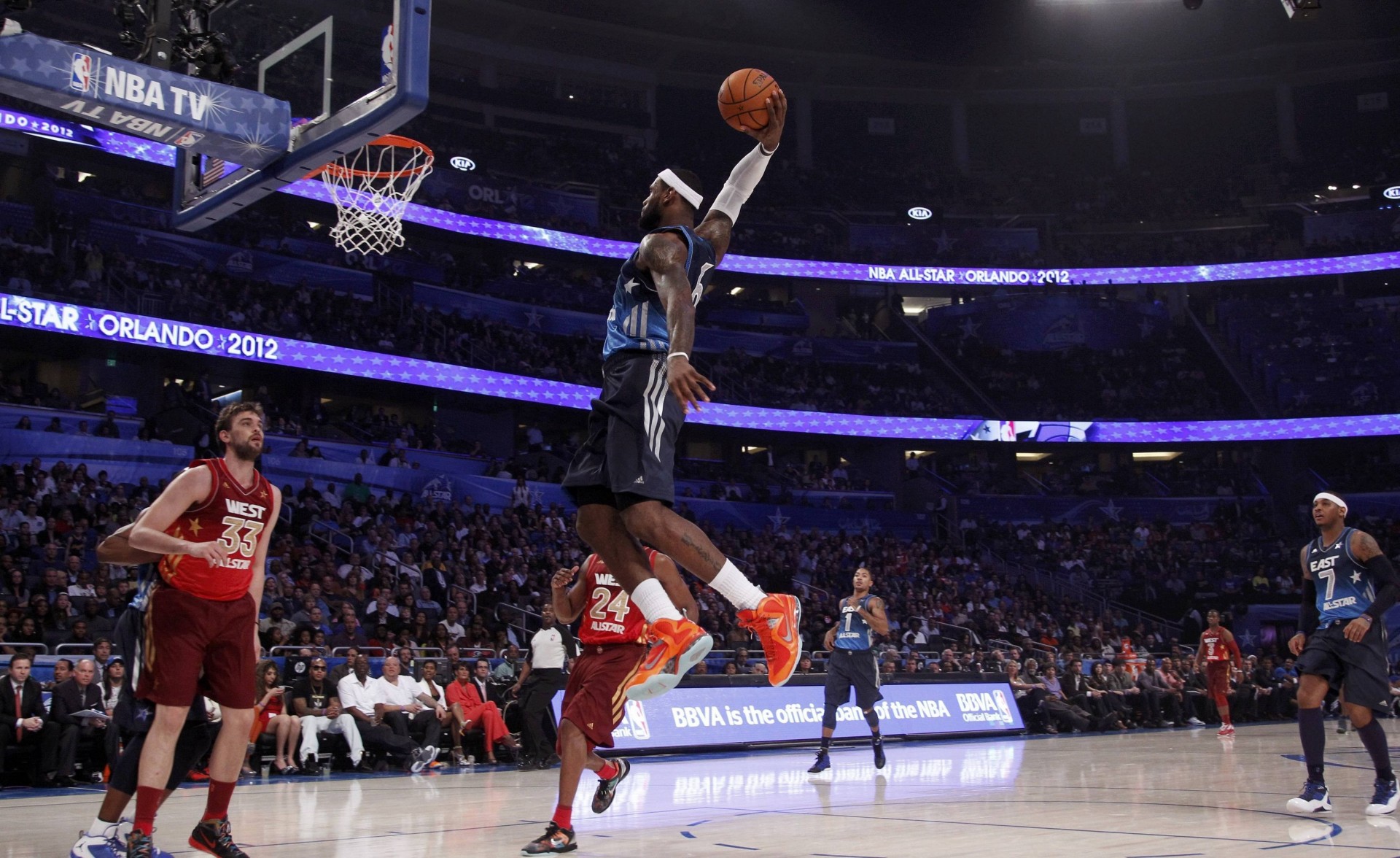 james slen dunk salto baloncesto