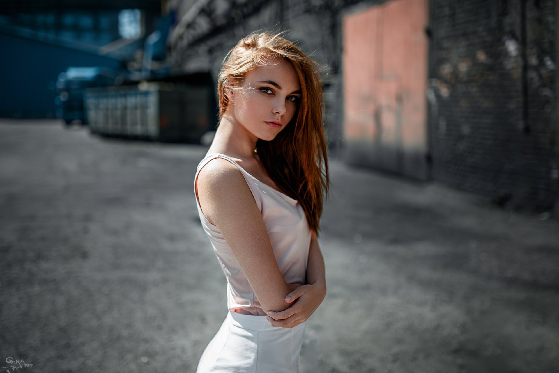 ragazza oktyabrina maksimova georgy chernadyev rossa ritratto bokeh vestito bianco sfondo contenitore camion contrasto parete