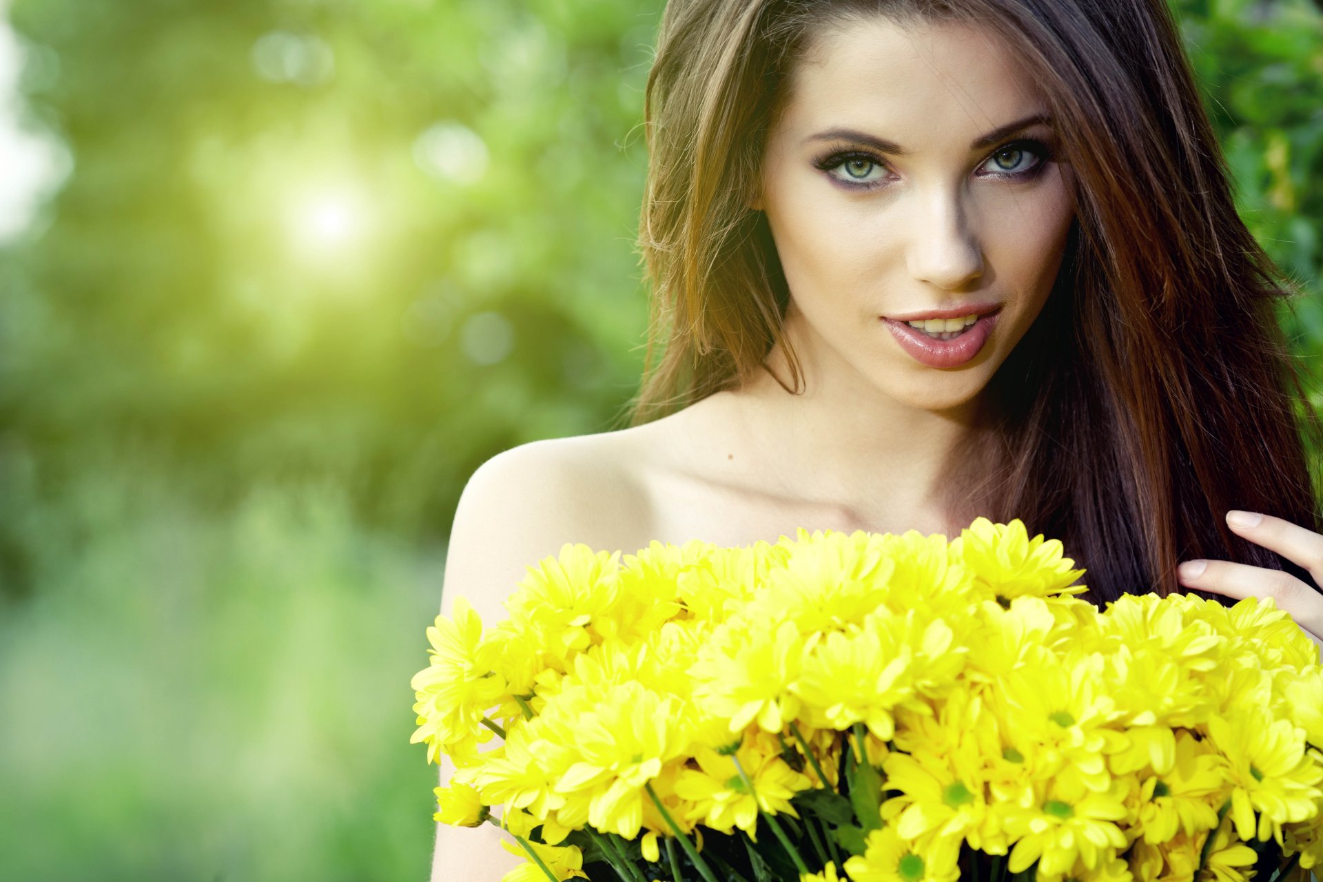 belle fille aux cheveux bruns visage regard cheveux féminité bouquet fleurs