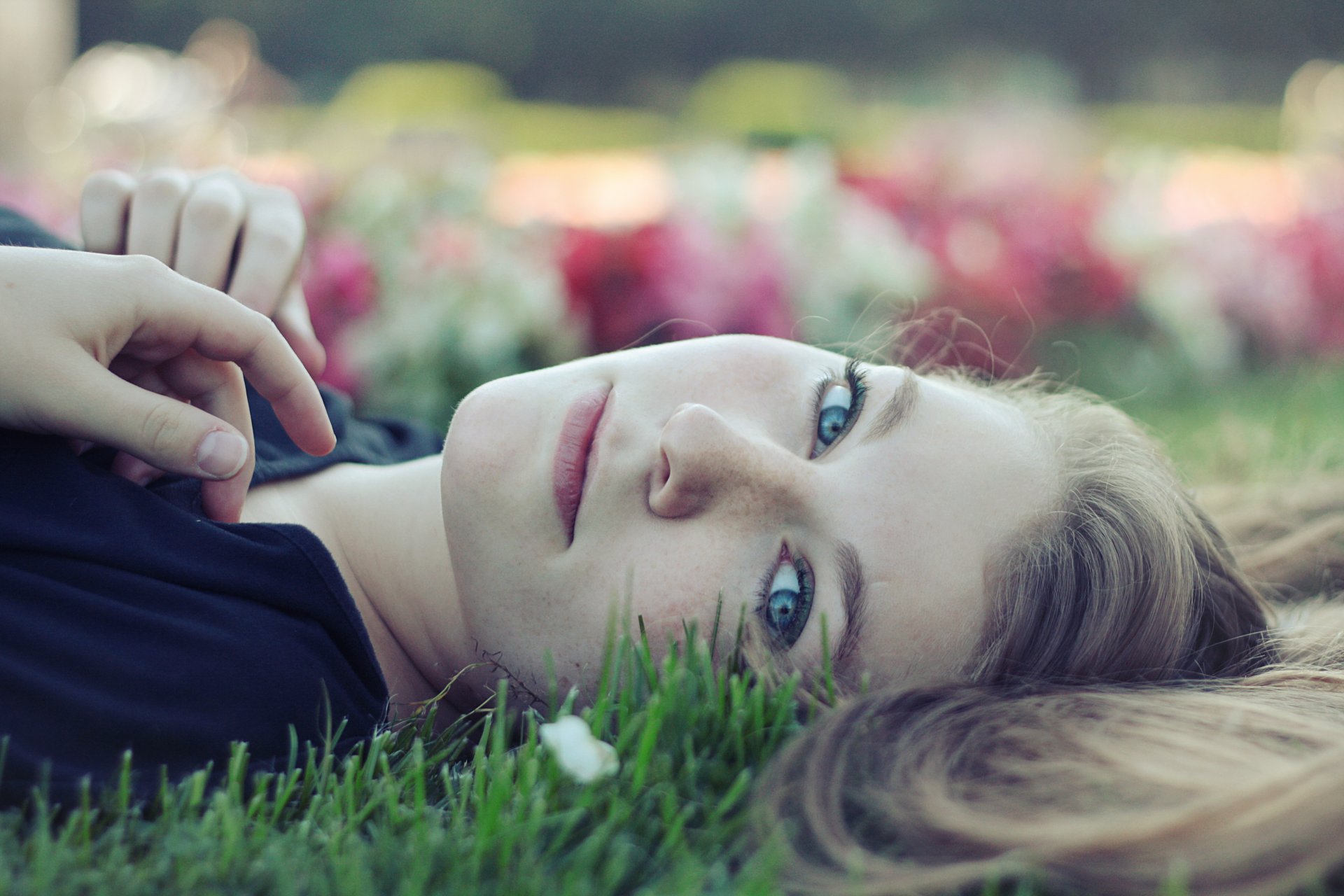 mädchen liegt pose blick sommersprossen gras