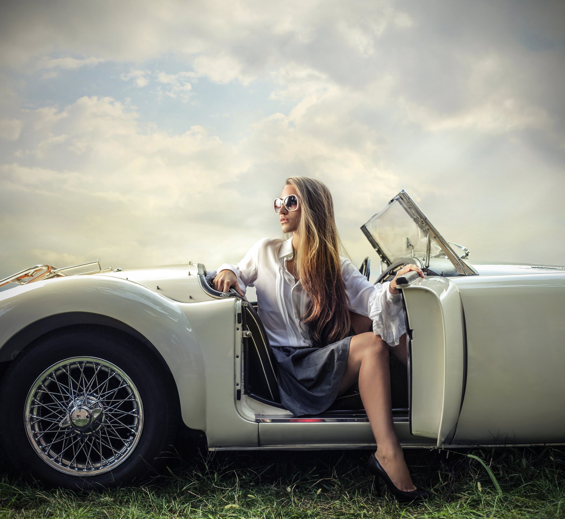 coche chica traje maquillaje peinado pose gafas