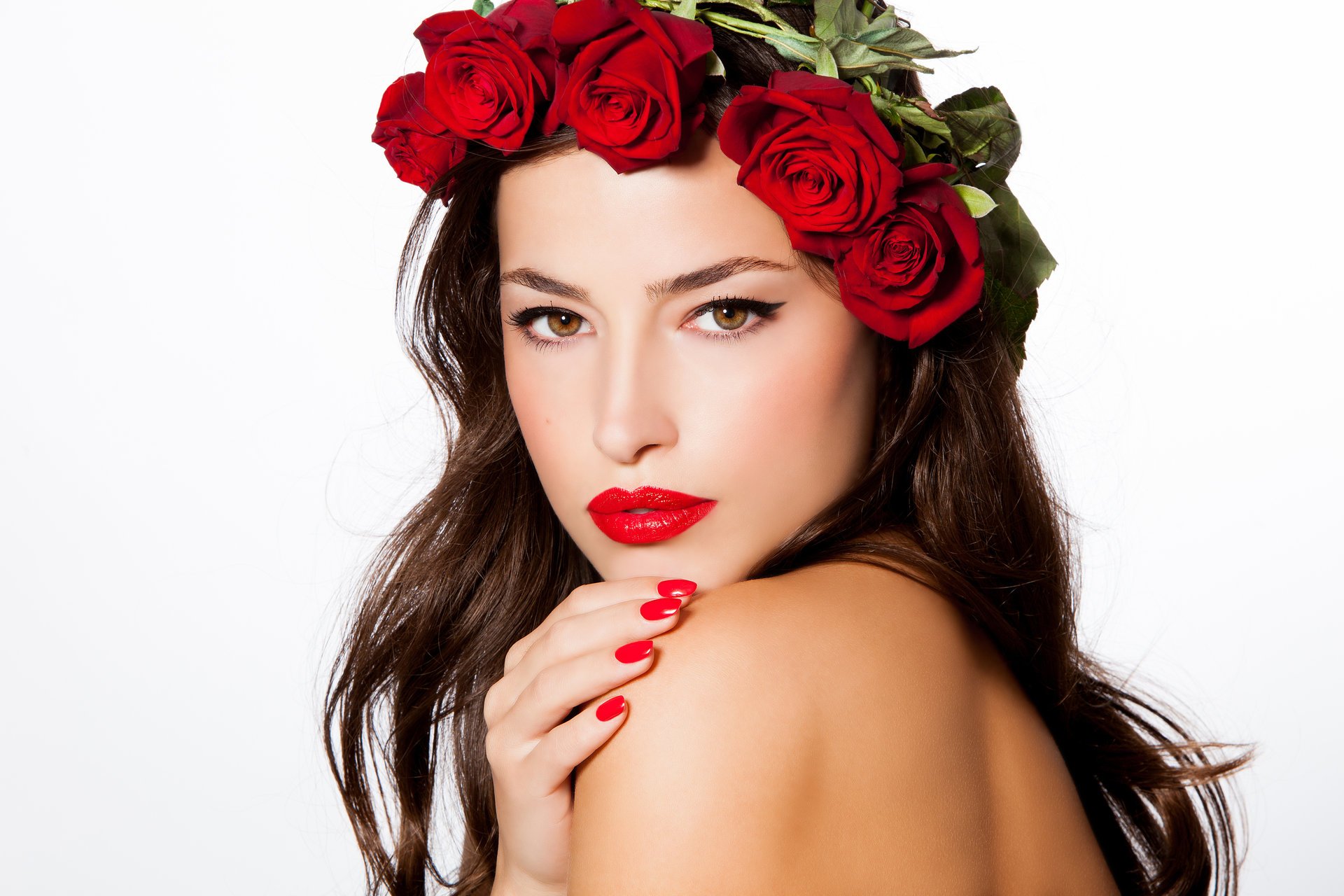 ragazza modello labbra rosse trucco sguardo corona fiori sfondo