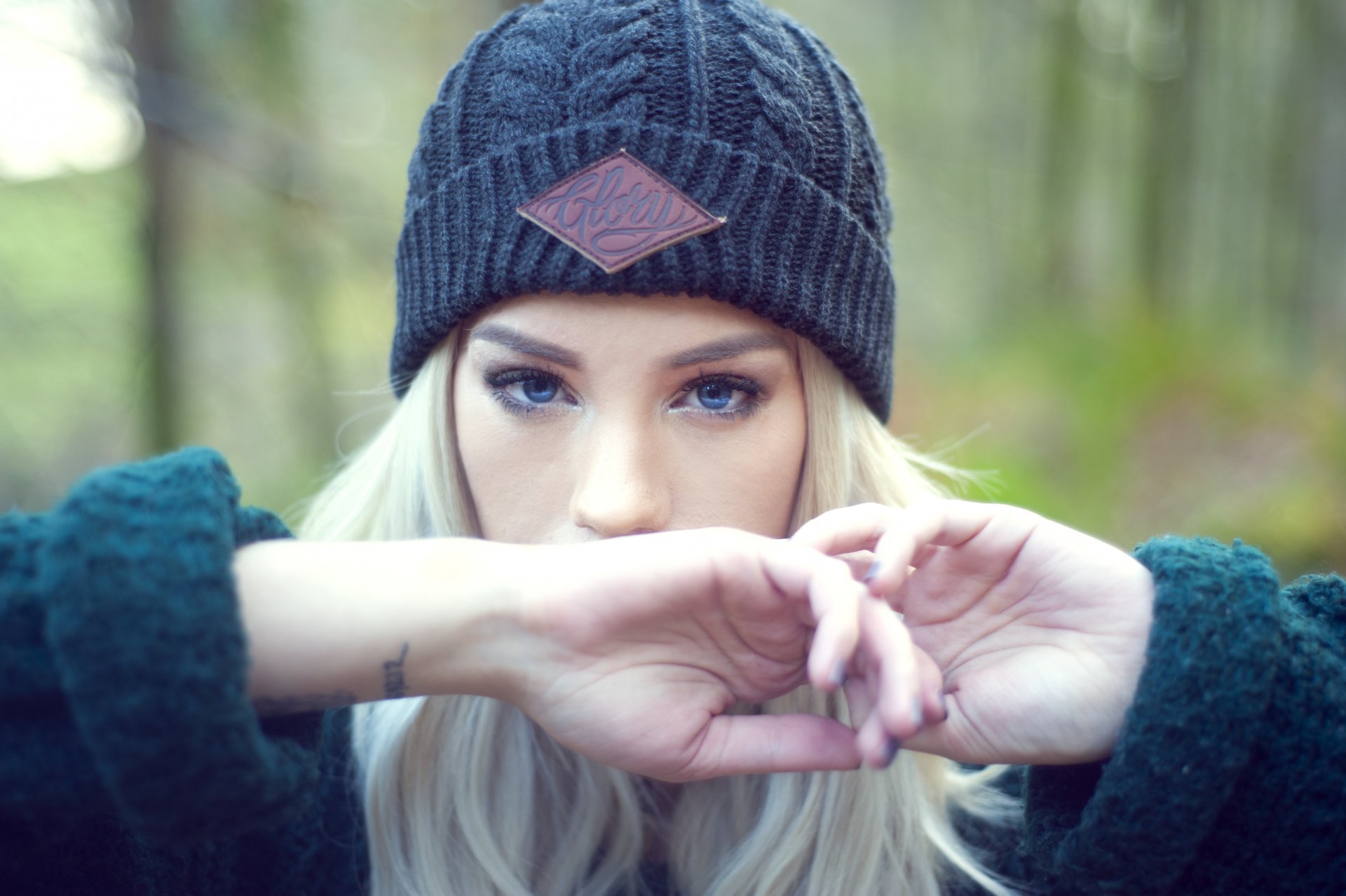 amy crilley dziewczyna kobieta model okładka blond tatuaż tatuaż bokeh zimno